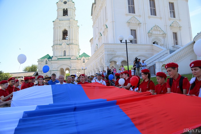 В Астрахани торжественно подняли огромный флаг России