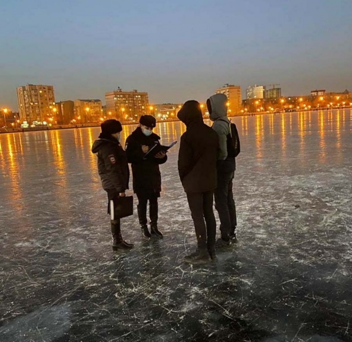 Астраханские полицейские вышли на лед, чтобы объяснить подросткам, что на лед выходить опасно