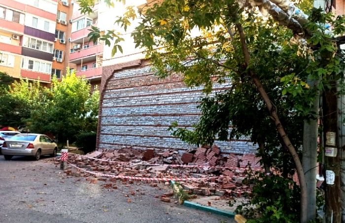 В Астрахани частично обрушилась облицовка 9-этажного дома