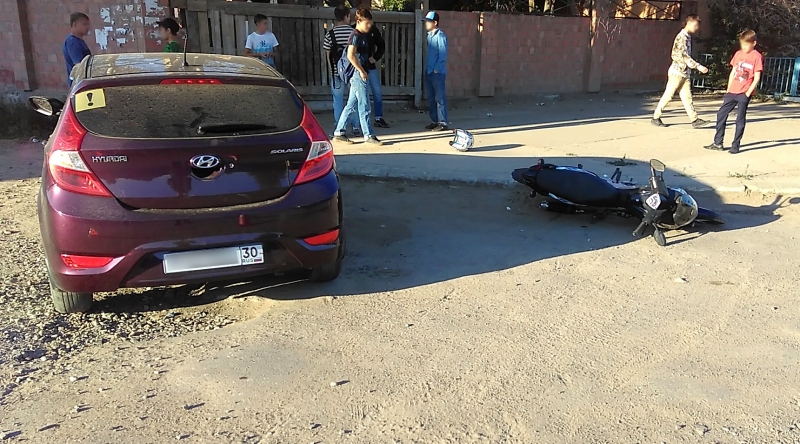 В Астрахани столкнулись иномарка и мопед: пострадал 15-летний юноша