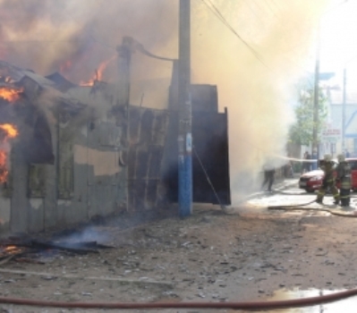 В Астрахани в районе рынка Татар-Базар произошел крупный пожар