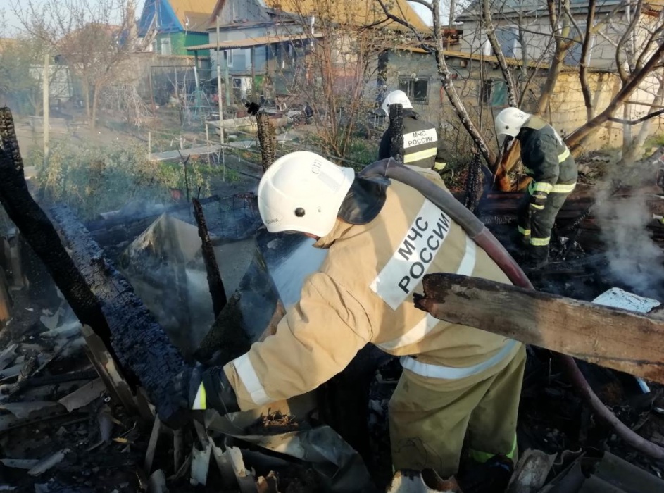Две крыши и два сарая: пожарные хроники Астраханской области
