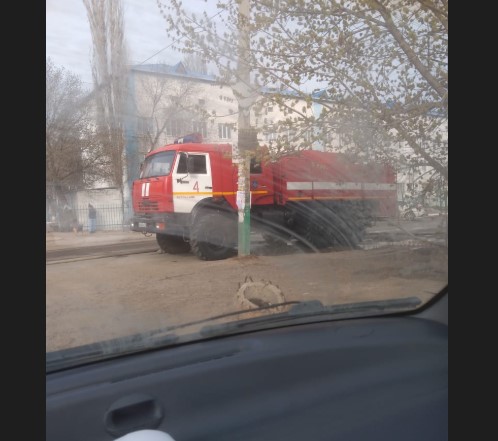 В Астрахани перекрыли улицу из-за пожара на Набережной