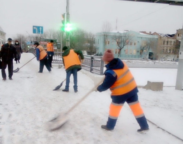 Астраханские коммунальщики избавляют город от снега 
