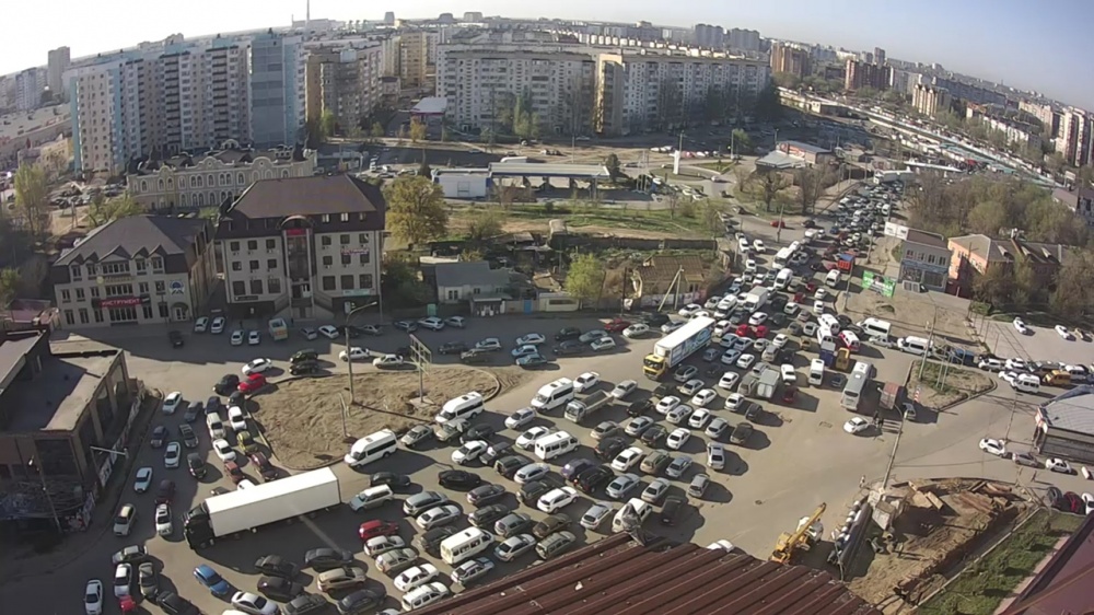 Недоброе утро. В кадр попала невероятная пробка на путепроводе в Астрахани