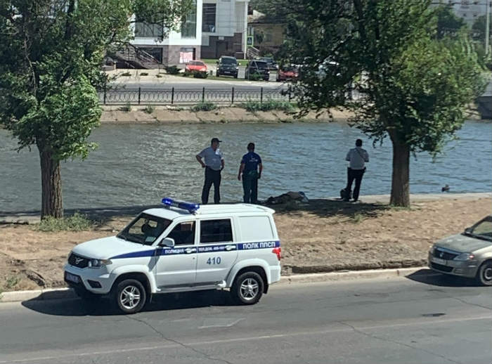 В центре Астрахани из воды извлекли труп мужчины