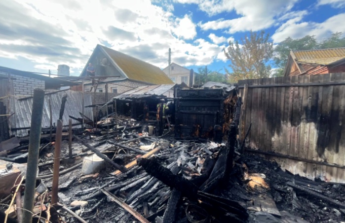 В Астрахани домовладение с двумя хозпостройками тушили почти четыре часа