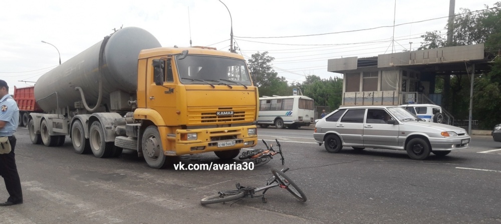 В Астрахани двое юных велосипедистов попали под колеса автомобиля