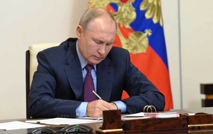 Президент России ратифицировал договоры о принятии новых территорий