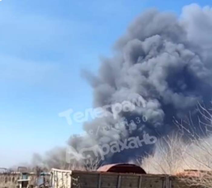 Мощный пожар в поселке: пепел и дым накрывают Астрахань