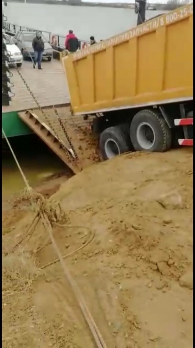 Дымились колеса: опубликованы кадры спасения большегруза, застрявшего на пароме в Астраханской области