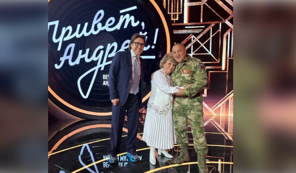 Астраханский боец сделал яркий подарок Ларисе Рубальской на федеральном канале