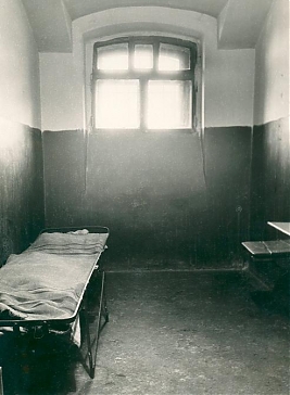 Астраханский областной суд приговорил организатора убийства владельца парфюмерной сети «Лескаль» и его семьи к пожизненному сроку