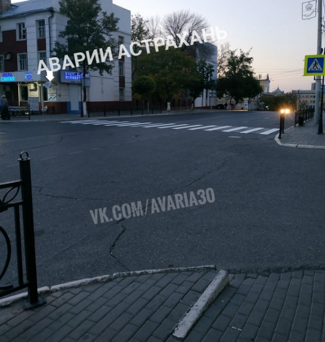 Пешеходный переход у Астраханского Кремля вернули, но не тот