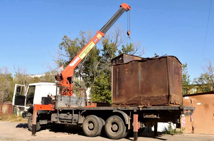 С начала года в Астрахани убрали более 1200 гаражей и 100 торговых киосков