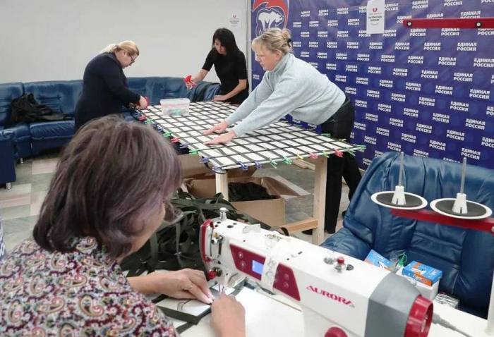 В Астрахани волонтеры шьют тактические носилки в помощь участникам СВО