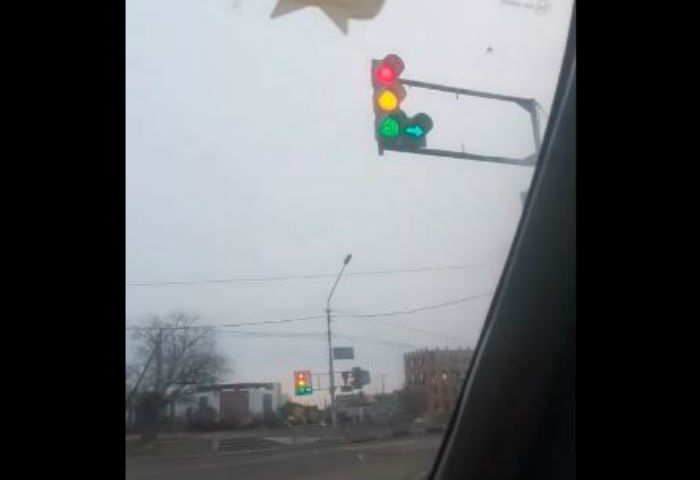 В Астрахани светофор заработал в режиме новогодней гирлянды