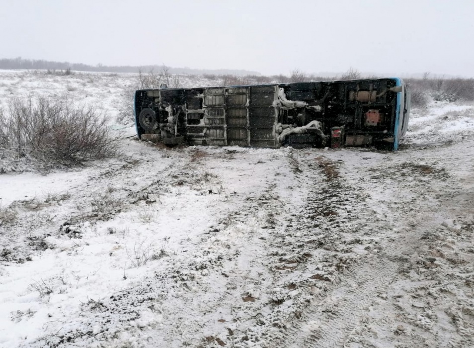 Рано утром под Астраханью перевернулся автобус с 35-ю пассажирами, есть пострадавшие
