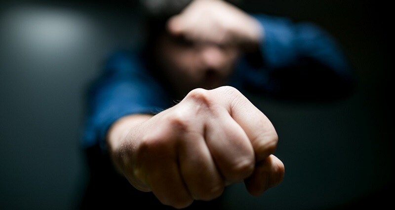 Пытался повалить на пол. В Астрахани набросились на полицейского