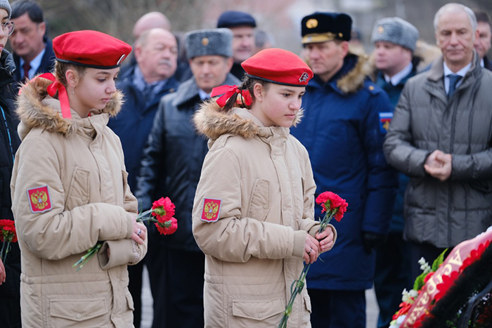 В честь 79-летия окончания Сталинградской битвы в Астрахани возложили венки и цветы