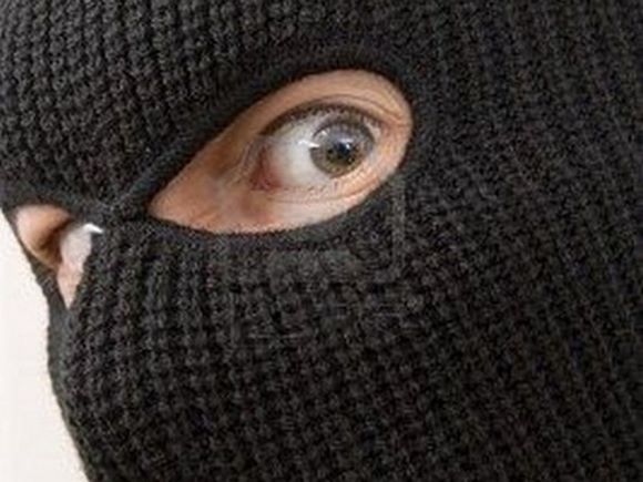 Астраханец, скрыв лицо под маской, ограбил друга своего брата