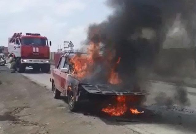 В Астрахани на глазах у водителя самоликвидировался ВАЗ: видео