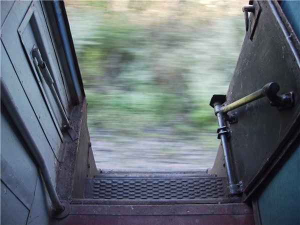 Нелегал выпрыгнул на ходу из поезда, чтобы попасть в Астрахань