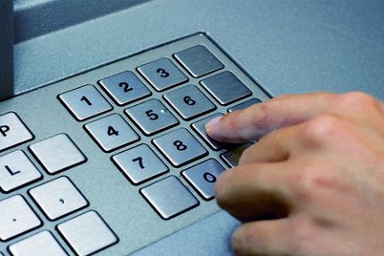 Астраханец снял с карты случайной собутыльницы 350 тысяч