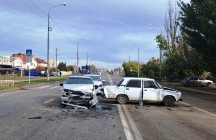 В Астрахани при столкновении двух «Лад» пострадала пожилая пассажирка