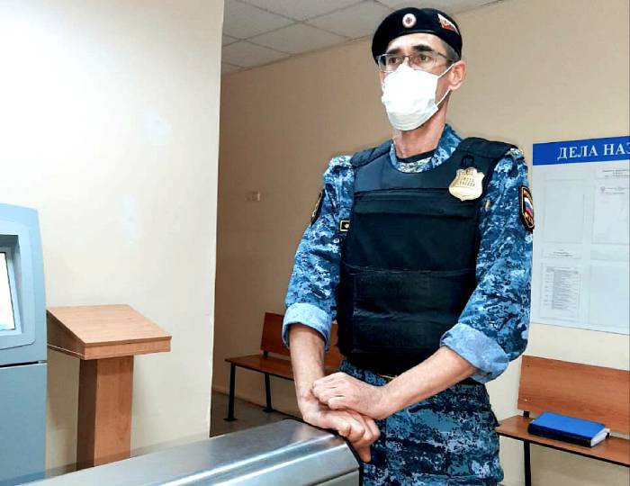 Астраханский пристав помог потерявшемуся 5-летнему мальчику найти родителей