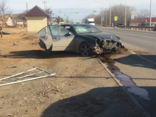 В Астраханской области "Мерседес" измолотило об ограждение