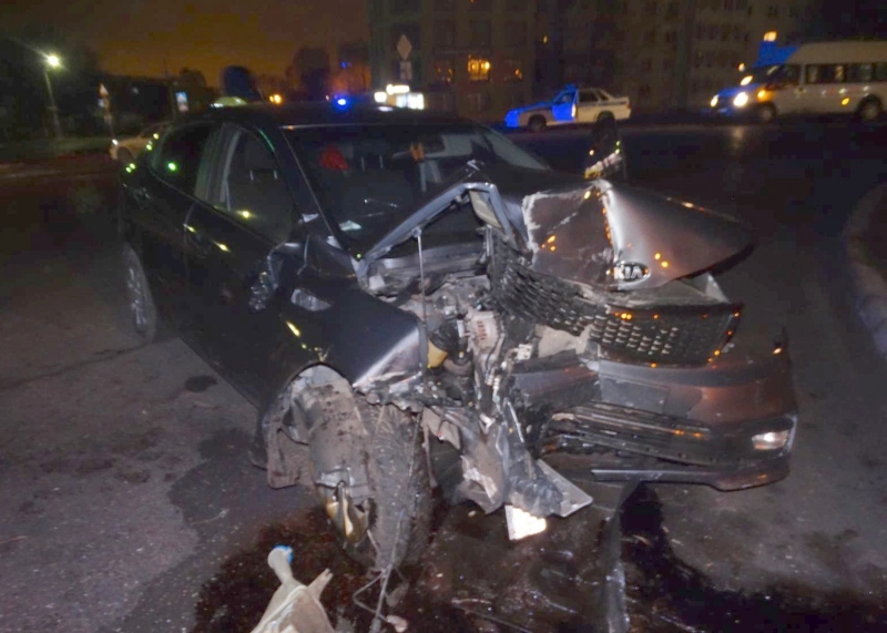 В Астрахани нетрезвый водитель протаранил знак: двое пострадавших