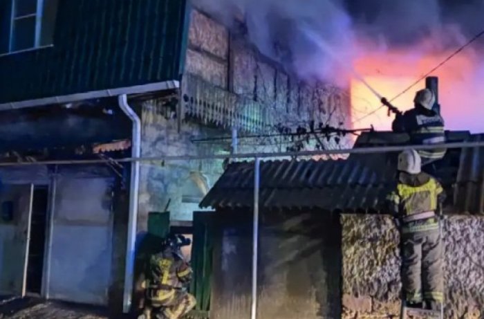 Астраханские спасатели на руках выносили потерявших сознание людей из пожара