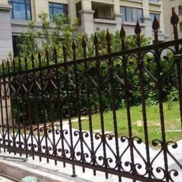 Трагедия в Советском районе: металлический штырь ограждения вонзился астраханцу в шею