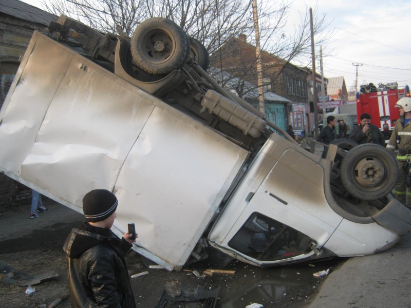 В Астрахани столкнулись две "Газели": маршрутная и цельнометаллическая