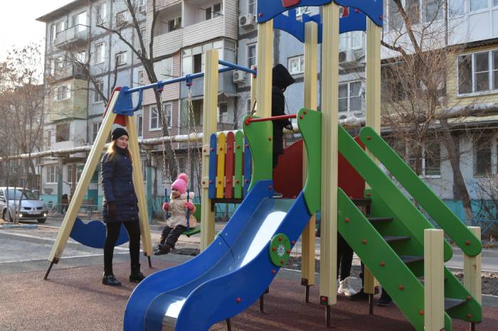 Новую детскую площадку установили в Астрахани на улице Луконина