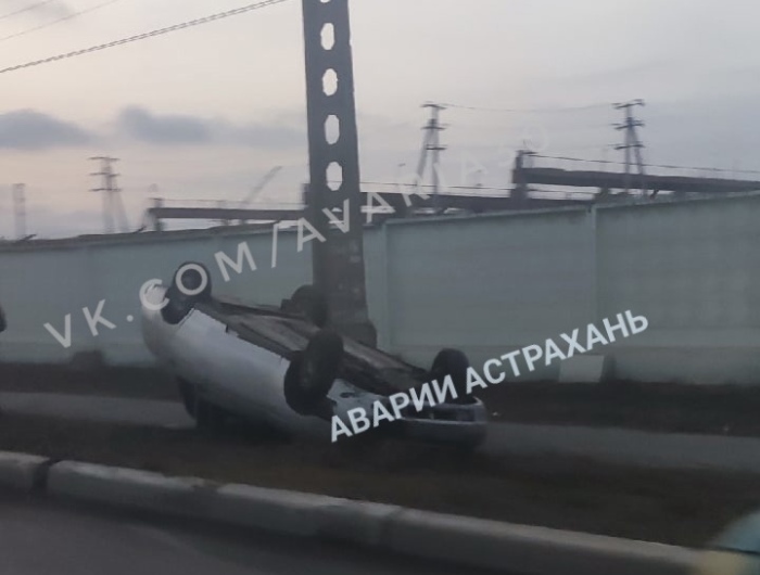 В Астрахани перевернулся автомобиль  