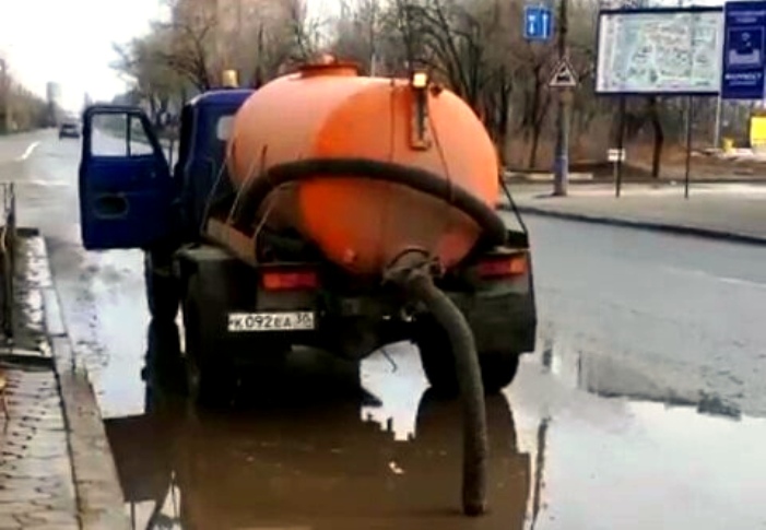 В Астрахани ликвидируют последствия длительного дождя 