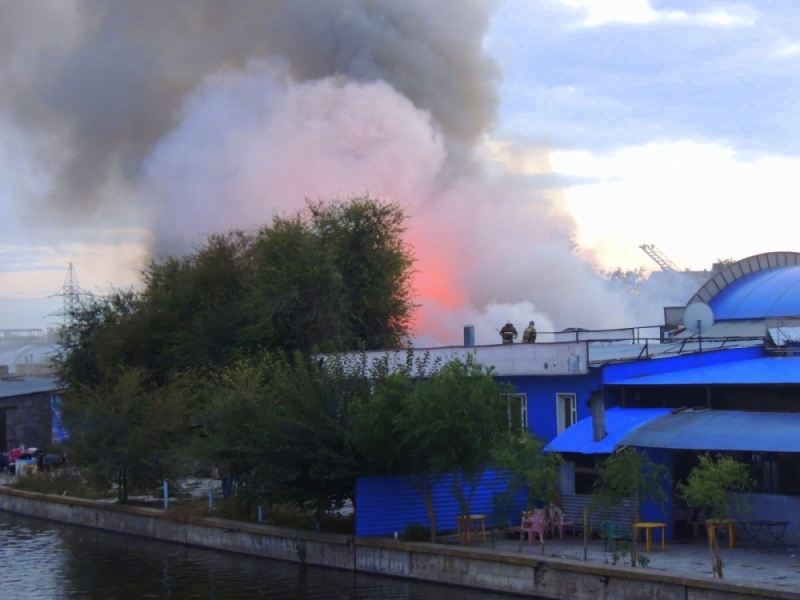 Пожар в астрахани большие исады. Пожар на больших Исадах Астрахань сегодня. Пожар в Астрахани сегодня большие Исады. Пожар на больших Исадах Астрахань вчерашний. Большие Исады Астрахань.