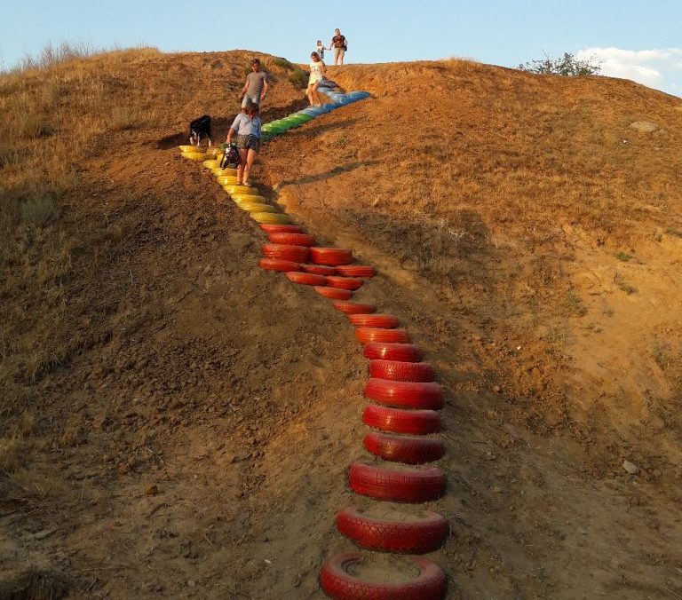 Астраханец  по собственной инициативе креативно благоустроил спуск к реке 