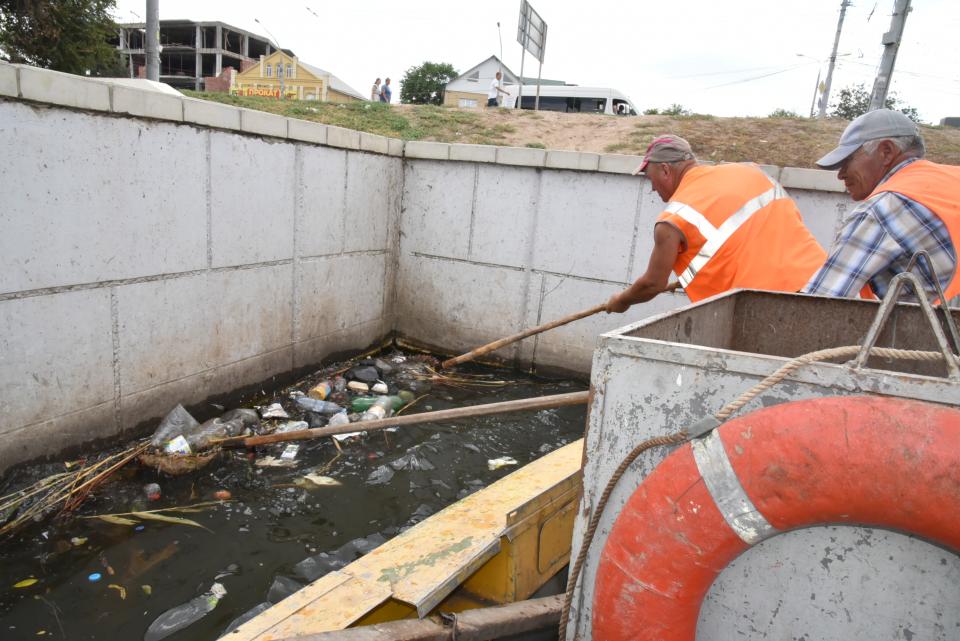 Астраханцы используют городские каналы вместо мусорных урн