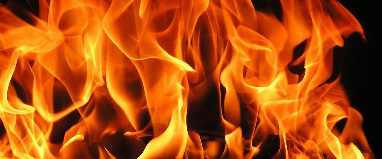 В Астрахани сгорел жилой дом: есть пострадавшие