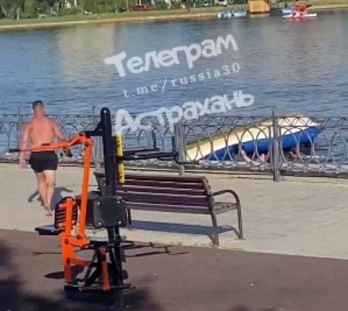 На Набережной Приволжского затона в Астрахани перевернулся катамаран с людьми