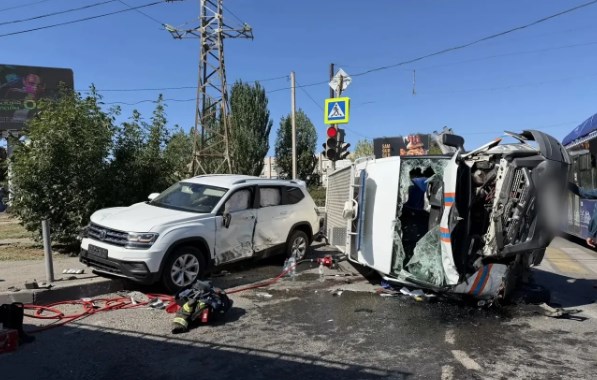 Сегодня  в Астрахани пожарный «форд» со спецсигналом врезался в «фольксваген»