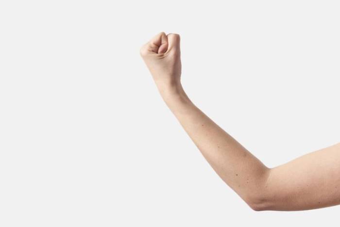 Астраханка набросилась на полицейского с кулаками, когда он потянулся за бутылкой