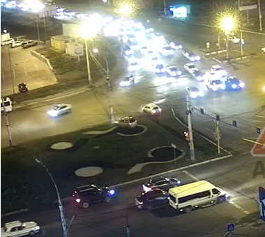 Видео дня: в Астрахани малолитражка продемонстрировала чудеса спортивной гимнастики