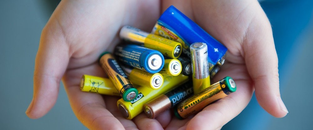 В Астрахани установлено четыре контейнера для сбора использованных батареек