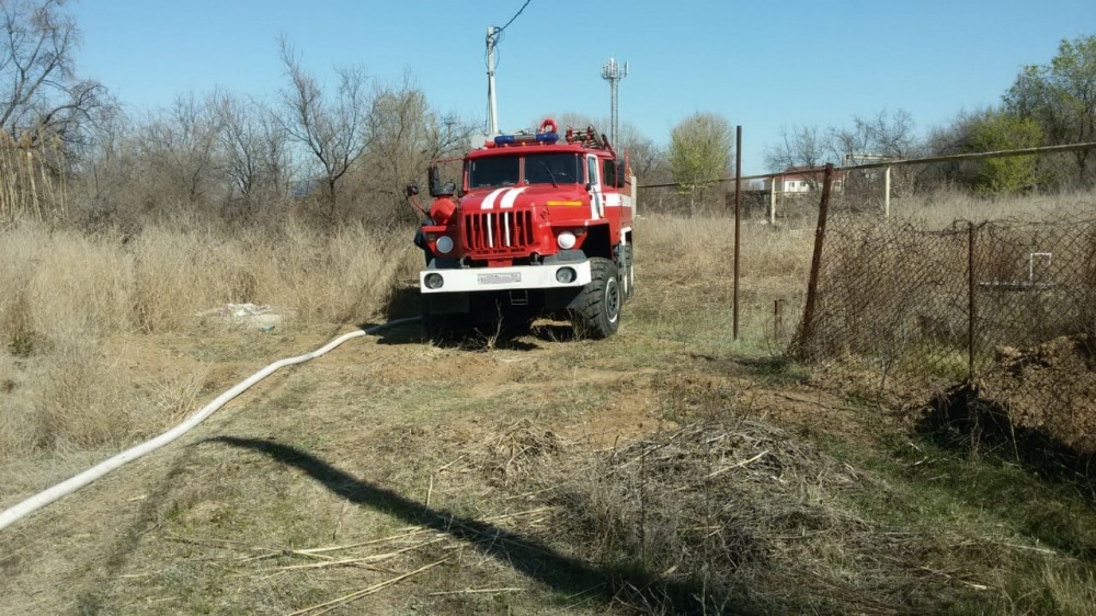 Поджог мусора привел к крупному пожару в Астраханской области