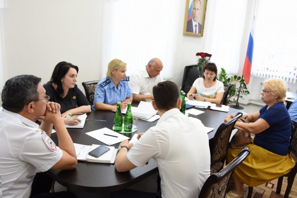 Руководство Астрахани приняло участие в приёме граждан по вопросам аварийного жилья