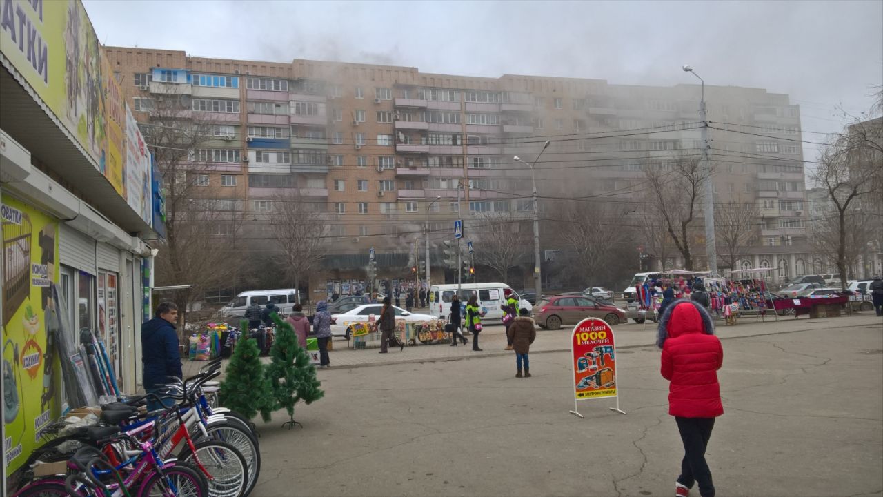 В Астрахани крупный пожар: горит первый этаж жилой девятиэтажки